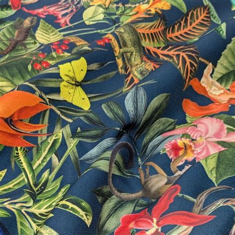 Motif floral tropical bleu sur tissu de bombers