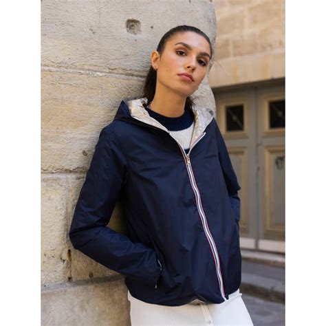 Femme portant un blouson réversible avec un côté uni et un côté à motif