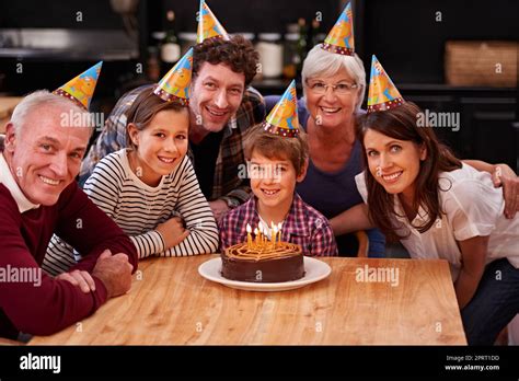 Famille célébrant un événement marquant