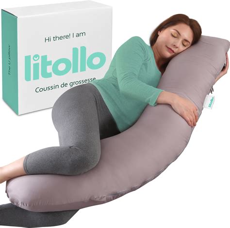 Femme enceinte utilisant un coussin de maternité