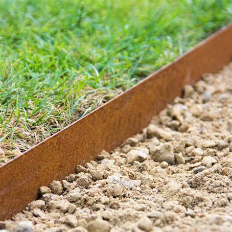 Bordure de jardin en acier rouillé délimitant un parterre de fleurs
