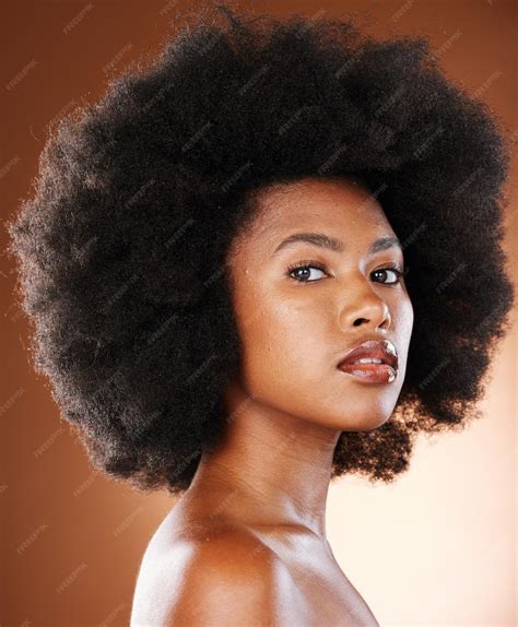 cheveux afro en gros plan