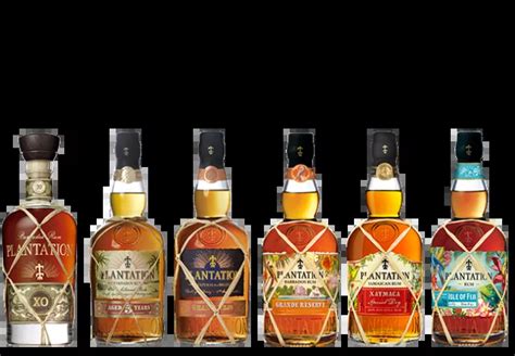 Flacons de la gamme Plantation Rum, mettant en avant le double vieillissement
