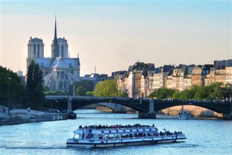 Vue romantique sur Paris depuis la Seine