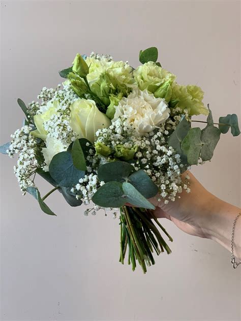 Un bouquet de mariée sophistiqué composé d'hortensias blancs et de feuillage délicat