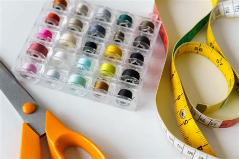 outils de couture : mètre ruban, ciseaux de couture, épingles