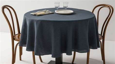 table bien rangée avec une nappe pliée en accordéon
