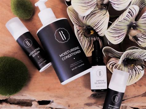 une sélection de soins cosmétiques haut de gamme disposés sur un support minimaliste en pierre naturelle