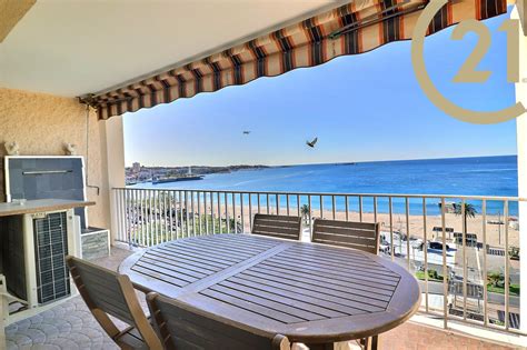 Vue panoramique depuis un appartement en étage élevé sur la mer et les montagnes