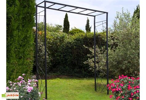 Arche en métal ornée de roses