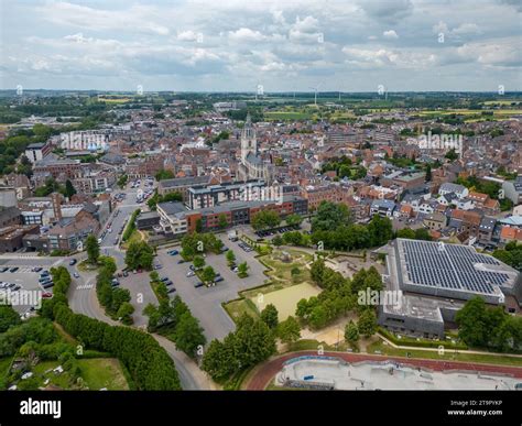Vue aérienne schématique d'une zone résidentielle et commerciale mixte
