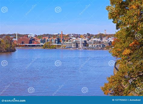 Vue panoramique du front de mer d'Alexandria sur le fleuve Potomac