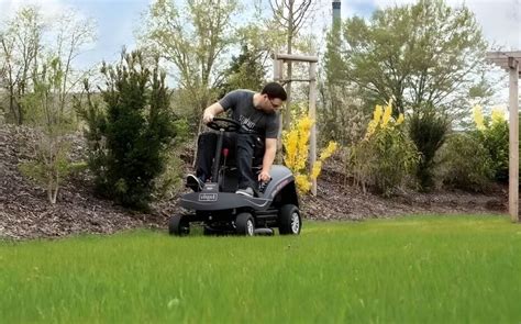 Tracteur de jardin en action sur une grande pelouse