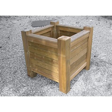 Une jardinière carrée en bois de 30x30 cm placée sur une terrasse ensoleillée