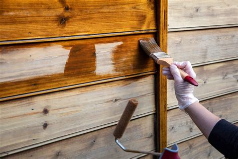 Illustration montrant l'application d'une lasure protectrice sur une jardinière en bois