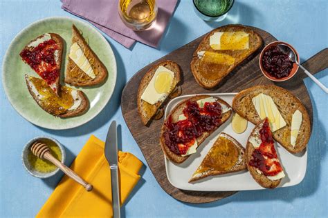 Tartines au petit-déjeuner avec pâte au marc de café