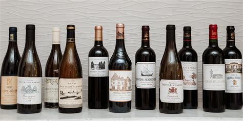 Bouteilles de vin du domaine Rols disposées sur un support en pierre de schiste