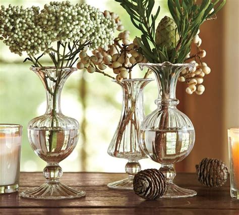 Un bouquet d'hortensias multicolores dans un vase en verre sur une table en bois