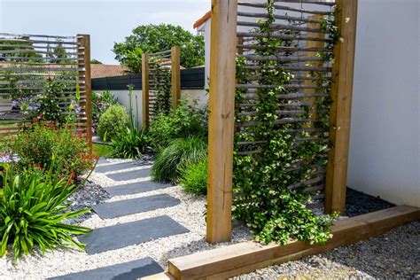 Installation de brise-vent dans un jardin