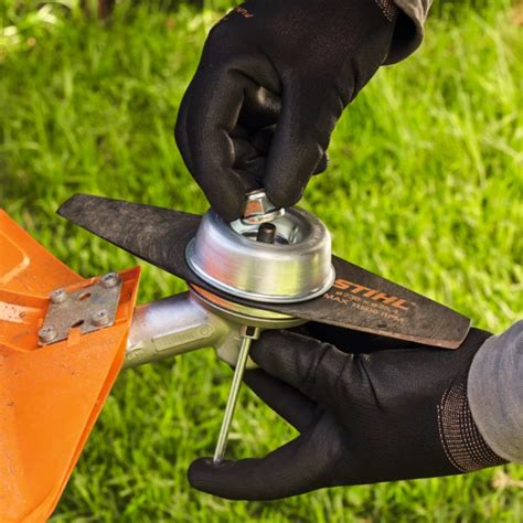 Vue rapprochée de la tête de coupe Tap&Go de la Stiga SGT 1000 J