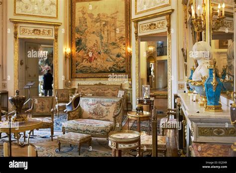 Vue d'ensemble d'un salon du XVIIIe siècle illustrant la fusion entre mobilier marqueté et boiseries sculptées