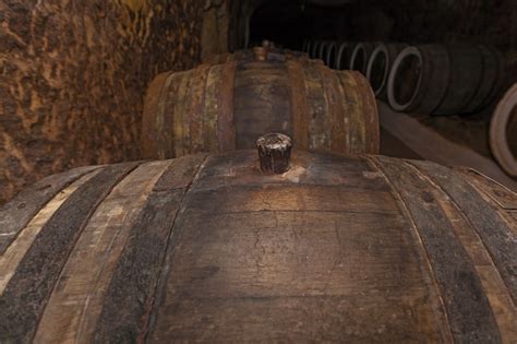 Vieilles caves de cognac avec des fûts de chêne