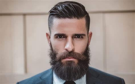 Une tondeuse à barbe moderne posée sur une étagère de salle de bain