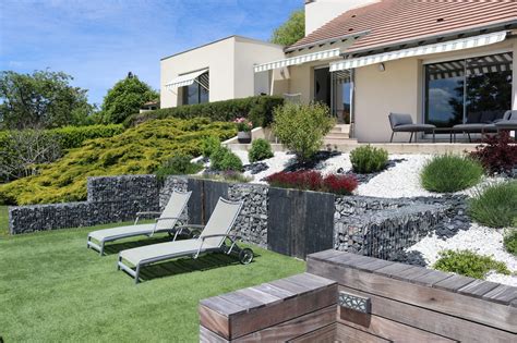 Exemple d'aménagement paysager avec terrasse et maçonnerie