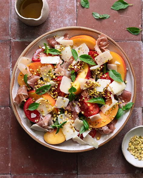 Plat de salade estivale agrémentée de feuilles de pourpier frais