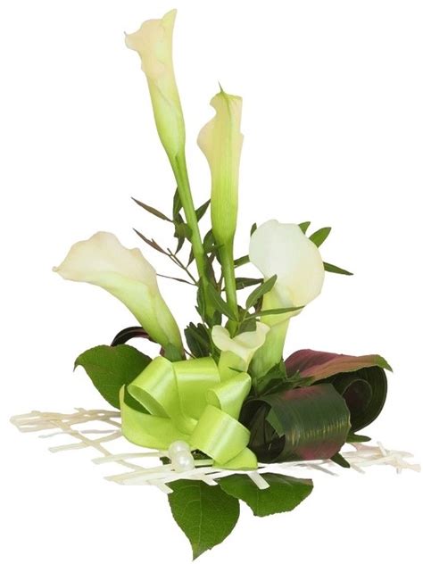 Composition florale associant arums blancs et feuillages contrastés