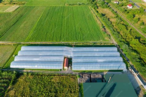Vue panoramique d'une exploitation maraîchère urbaine avec des serres et des champs cultivés