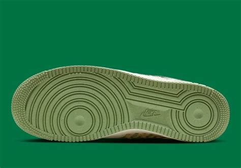 Gros plan sur les détails verts d'une Nike Air Force 1 
