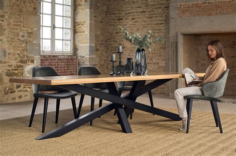 Un bonsaï épanoui sur une table en bois avec une lumière douce