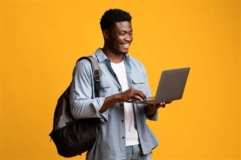 une personne étudiant l'anglais avec un ordinateur portable et des livres