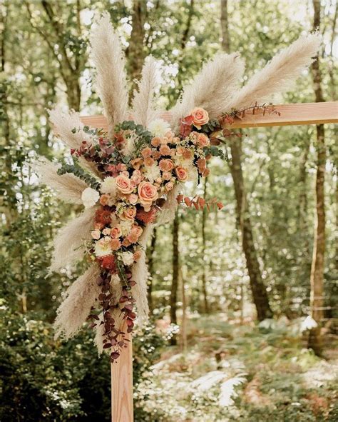 Arche florale avec hortensias et autres fleurs