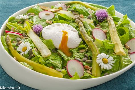 Plat de salade printanière colorée avec des légumes anciens et des herbes aromatiques