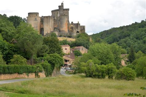 Château médiéval français entouré de verdure