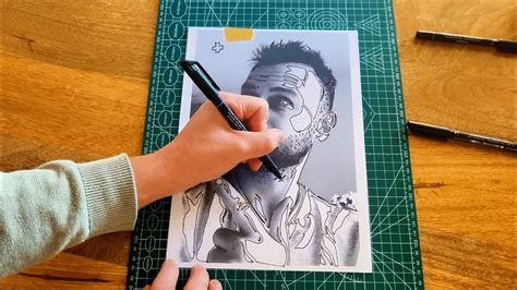 Schéma illustrant l'application d'un pochoir d'angle sur un cadre en bois