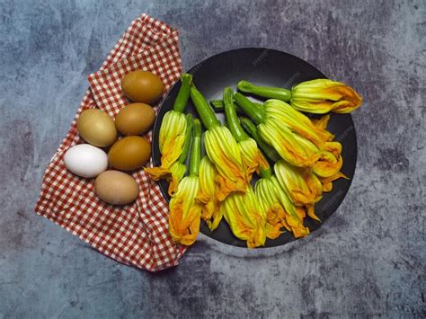 fleurs de courgettes fraîches prêtes à être cuisinées