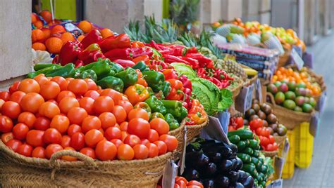 Marché sicilien avec étals de tomates