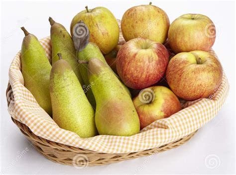 Panier de fruits variés : pommes, poires, mirabelles, kiwis