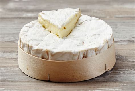 Camembert de Normandie sur une planche en bois