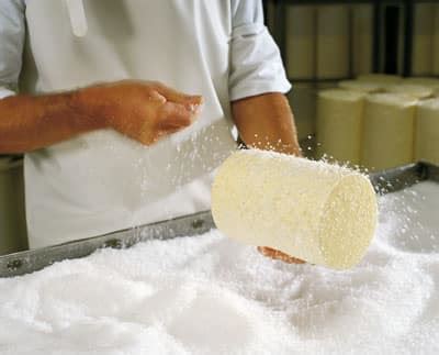 Salage manuel du fromage