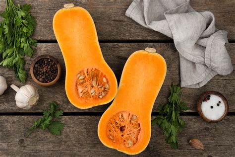 Coupe d'une courge butternut montrant sa chair orange et ses graines