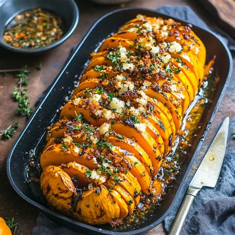 Plat de courge butternut rôtie aux herbes