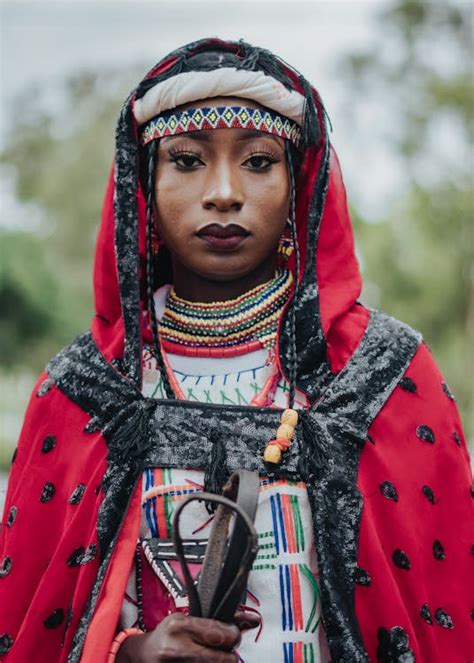 bijoux traditionnels en perles colorées portés par une femme Maasaï