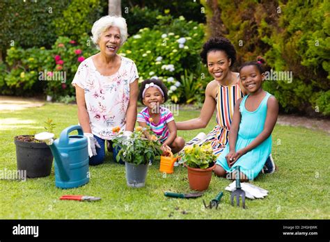 Famille souriante jardinant