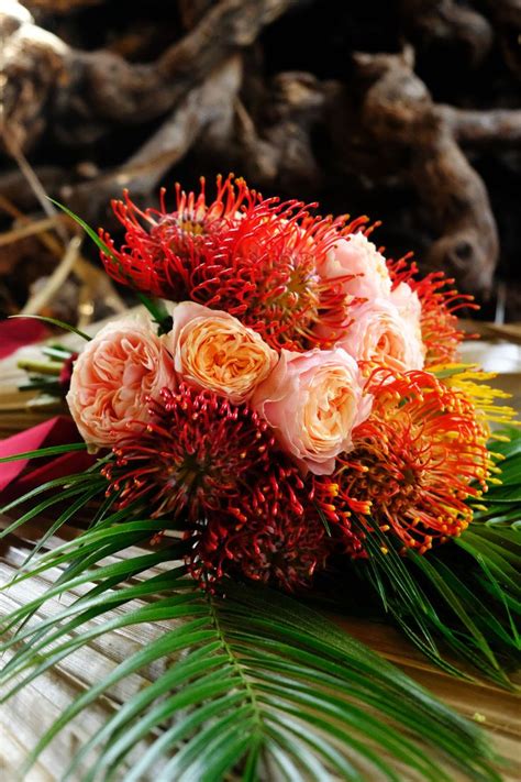 Exemple d'arrangement floral avec des hibiscus et des feuilles de palmier