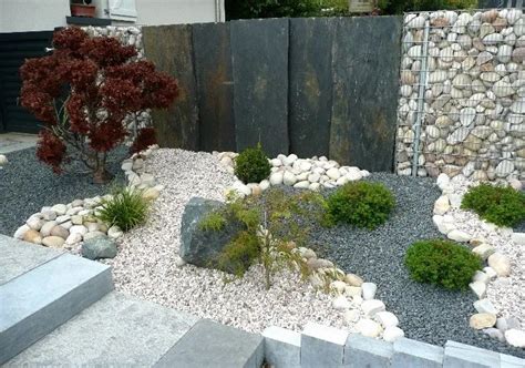 Jardin minéral contemporain avec gravier et succulentes