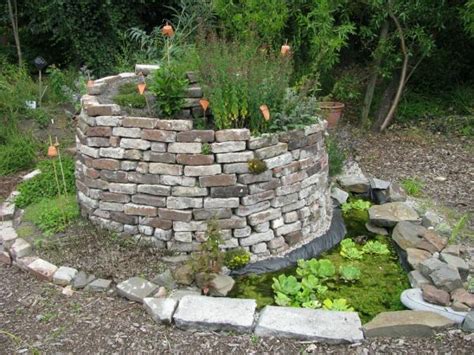 Spirale d'aromatiques au cœur d'un jardin minéral